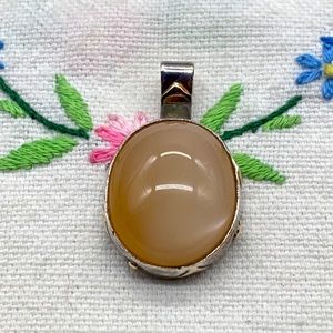 Beautiful vintage sterling silver & 14kt gold oval shaped moonstone pendant 🌸